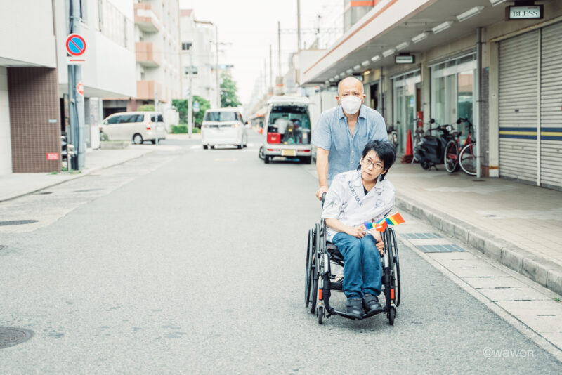 介助者に車椅子を押してもいながら、街を歩いている植木さん。